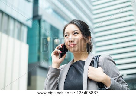 Business wman talking to mobile phone