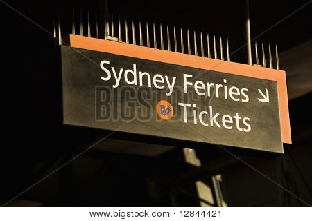 Znak wskazujący na stoisku biletów na promy w Sydney, Australia.