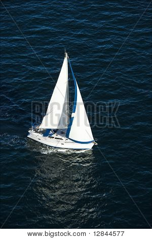 Vue aérienne du voilier en mer à Sydney, en Australie.