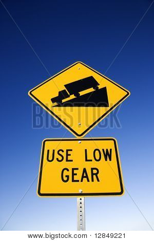 'Verwendung Low Gear' und steile Grade Warnzeichen. Vertikal gedreht.