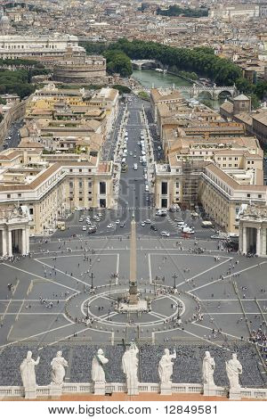 St Peter's Square Vatikan arka plan ile. Dikey vurdu.