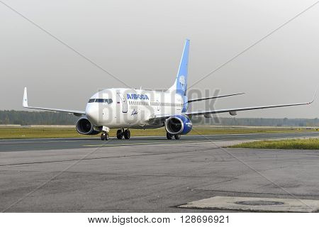 Alrosa Airlines Boeing-737 Taxiing.