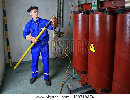 Carrying out maintenance of transformer on the conductor rails by means of Hot Stick electrical engineer impose temporary grounding for safety.