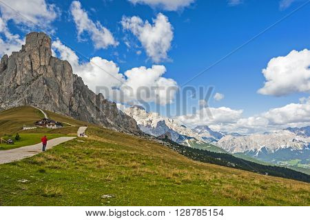 The Great Dolomite Road is a breathtaking scenic drive that crosses the alpine passes, connecting the Bozen and Bolzano regions.