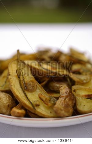 Fingerling assado batatas com cebolas verdes e chalotas