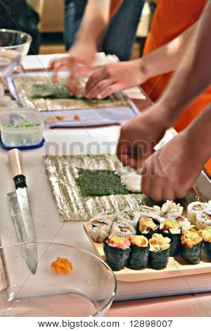 folk forberede sushi i køkkenet