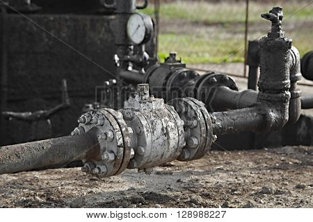 Dirty pipe structure of an oil well