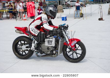 WENDOVER, UT - 13 Ağustos: Bir 1000cc Honda motosiklet yarışları Bonneville tuz daireler Bonnev sırasında üzerinde