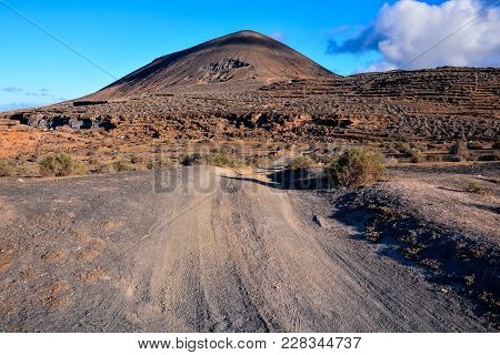 Photo Picture Of A Countryside Desert Dirt Road