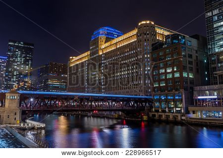 Chicago Downtown Shopping District View From The Street At Day Time