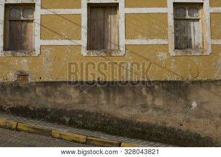 Cunha, Sao Paulo, Brazil - January 10, 2016: Facade Of A Yellow Colonial House In A Slope Of The His