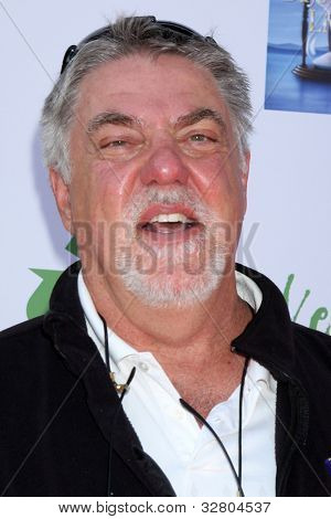 LOS ANGELES - 7 maja: Bruce McGill przybywa na 5th Roczny George Lopez Celebrity Golf Classic w 