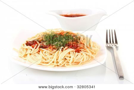 Italské špagety vařené s rajskou omáčkou izolované na bílém v bílé plotně