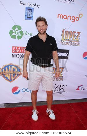 LOS ANGELES - 7. května: Jamie Bamber přijíždí na 5th Každoroční George Lopez Celebrity Golf Classic na 