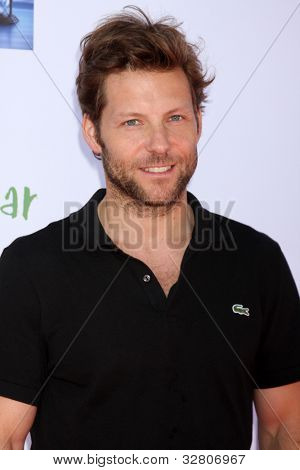 LOS ANGELES - 7. května: Jamie Bamber přijíždí na 5th Každoroční George Lopez Celebrity Golf Classic na 