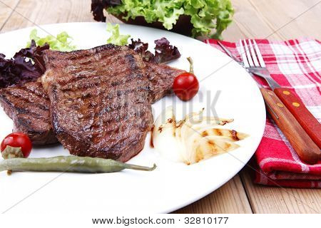 肉料理: ステーキのローストねぎと赤に緑レタス サラダ唐辛子、骨なし