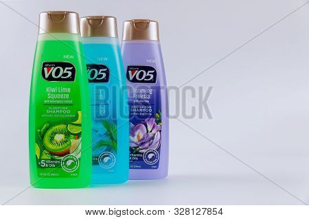 October 14 2019 Ny Usa: Shampoo Vo5 Bottles For Mix Shampoo Ocean Refresh, Bloomining Freesia, Kiwi 