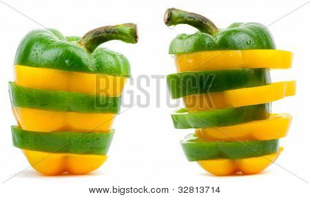 Pimentas frescas vegetais isolados no branco