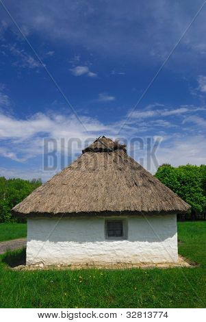 Antient valkoinen talo olki katto Pirogovon Folk Museum, Kiova, Ukrain