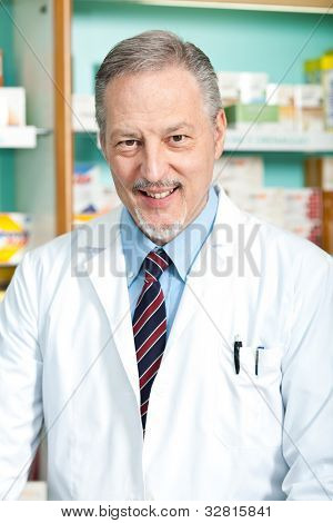 Portret przyjazny chemik w jego sklepie