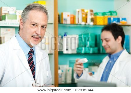 Dwa farmaceutów w ich sklepie