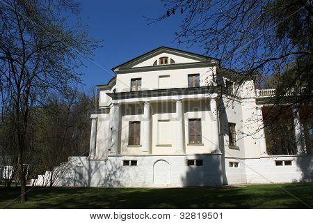 Edificio principale della tenuta nei pressi di Mosca