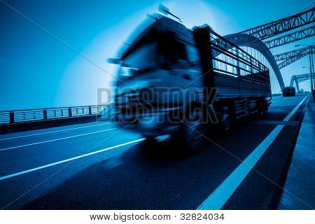 camion, excès de vitesse grâce à un pont de ciy, bleu tonique.