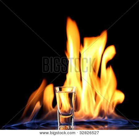 Vodca Flaming sur fond noir