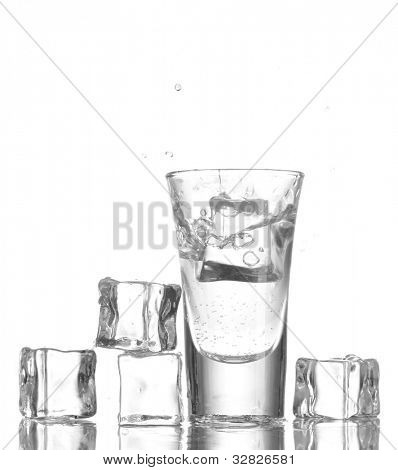 verre de vodka et de la glace isolé on white