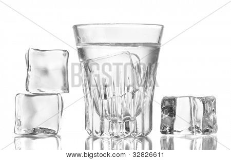 verre de vodka avec glace isolaled sur blanc