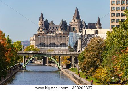 Ottawa, Ca - 9 October 2019: Banks Of The Canal Rideau In The Autumn Season & Chateau Laurier In Bac