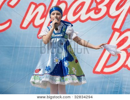 Dolgih Olga synge en sang