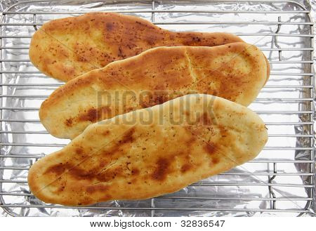 Domácí indický naan chléb chlazení na stojanu