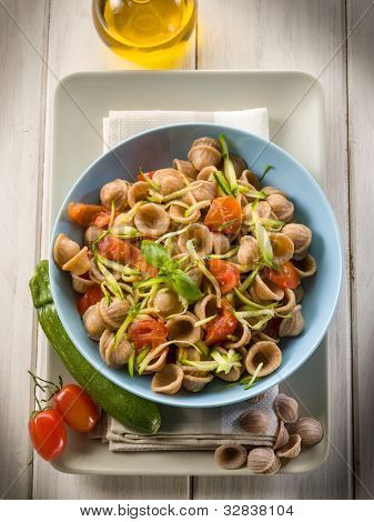  wheatmeal orecchiette met segment julienne courgettes en verse tomaten