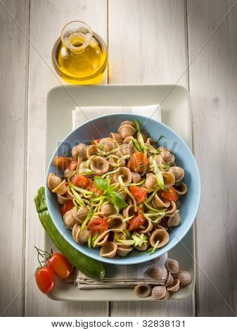  wheatmeal orecchiette met segment julienne courgettes en verse tomaten