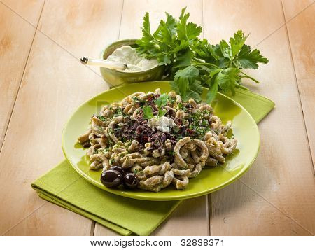 pasta casarecci met ricotta en zwarte olijven, gezonde voeding