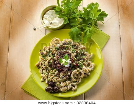 pasta casarecci met ricotta en zwarte olijven, gezonde voeding