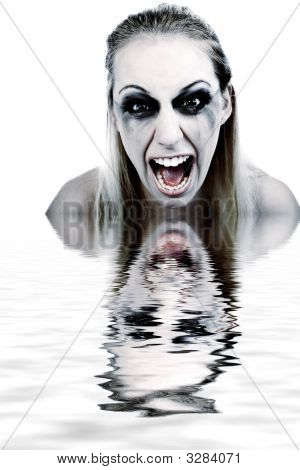Ritratto in studio di una giovane donna bionda In Horror