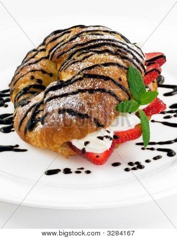 Krem ve taze çilek ile doldurulmuş kruvasan