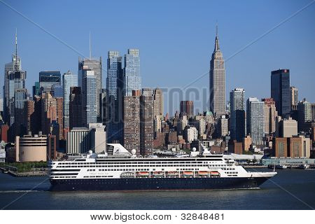 New York şehir manzarası ve yolcu gemisi