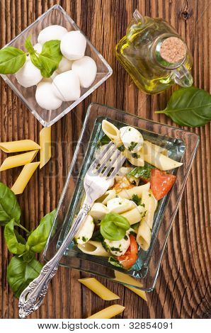 Těstovinový salát Caprese