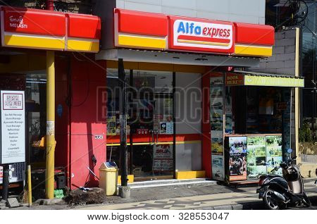 Bali, Indonesia- 18 Oct, 2019: Entrance Of A Alfa Mart Grocery Shop. Alfa Mart Is A Indonesian Retai