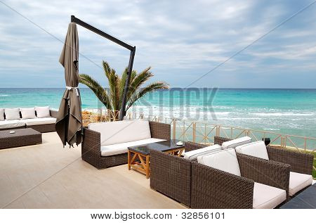 Havudsigt terrasse ved en strand på moderne luksus Hotel, Thassos Island, Grækenland