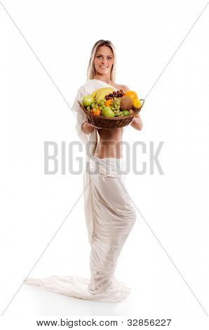 Donna attraente con un cesto pieno di frutta