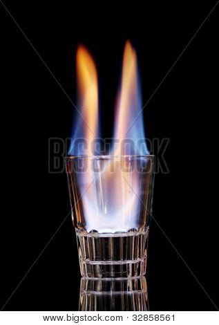 Vodca Flaming sur fond noir