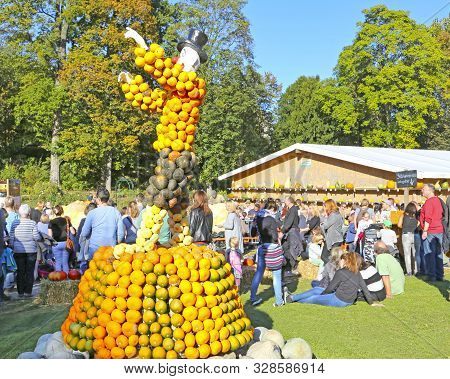 Ludwigsburg, Germany-october 16, 2016: The World's Largest Pumpkin Festival At The Ludwigsburg Palac
