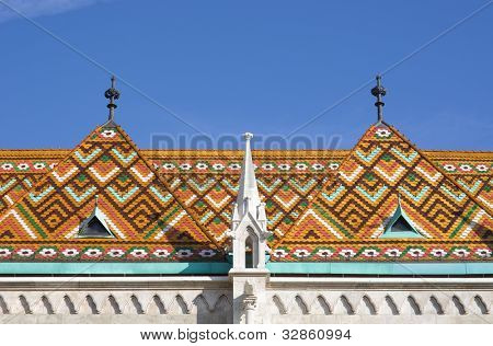 guglia, soffitte e il tetto della Chiesa Matthias rivestito con piastrelle tipiche ceramiche Zsolnay in Budapest