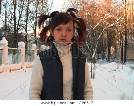 Девочка на улице зимой