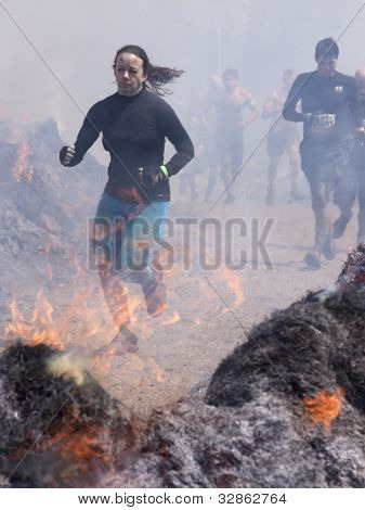 포 코노 매너, 펜 실바 니 아-4 월 28: 여 자가 힘든 Mudder에서 화재 워커 장애물을 통해 4 월 28 일 실행