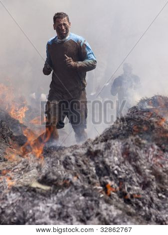 포 코노 매너, 펜 실바 니 아-4 월 28: 남자 힘든 Mudder에서 화재 워커 장애물을 통해에서 실행 됩니다 4 월 28 일, 